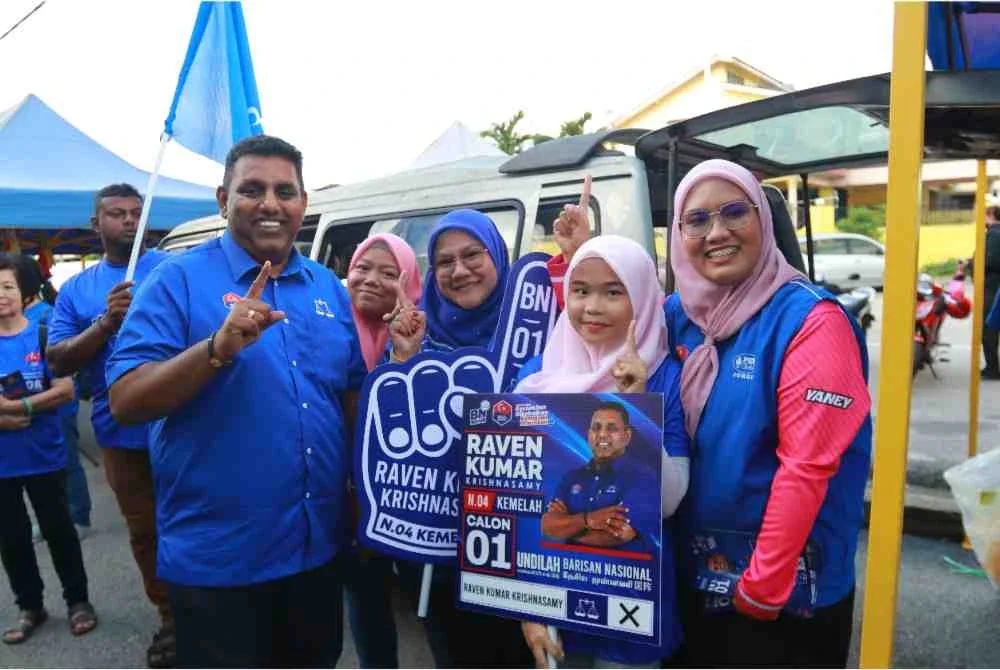 Raven Kumar (kiri) ketika turun padang menyantuni penduduk sekitar DUN Kemelah baru-baru ini.