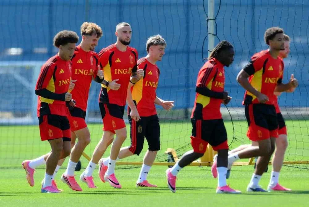Pemain Belgium memanaskan badan di pusat latihan di Loyola Marymount University yang dianggap gagal memenuhi standard diperlukan skuad kebangsaan. Foto: Agensi