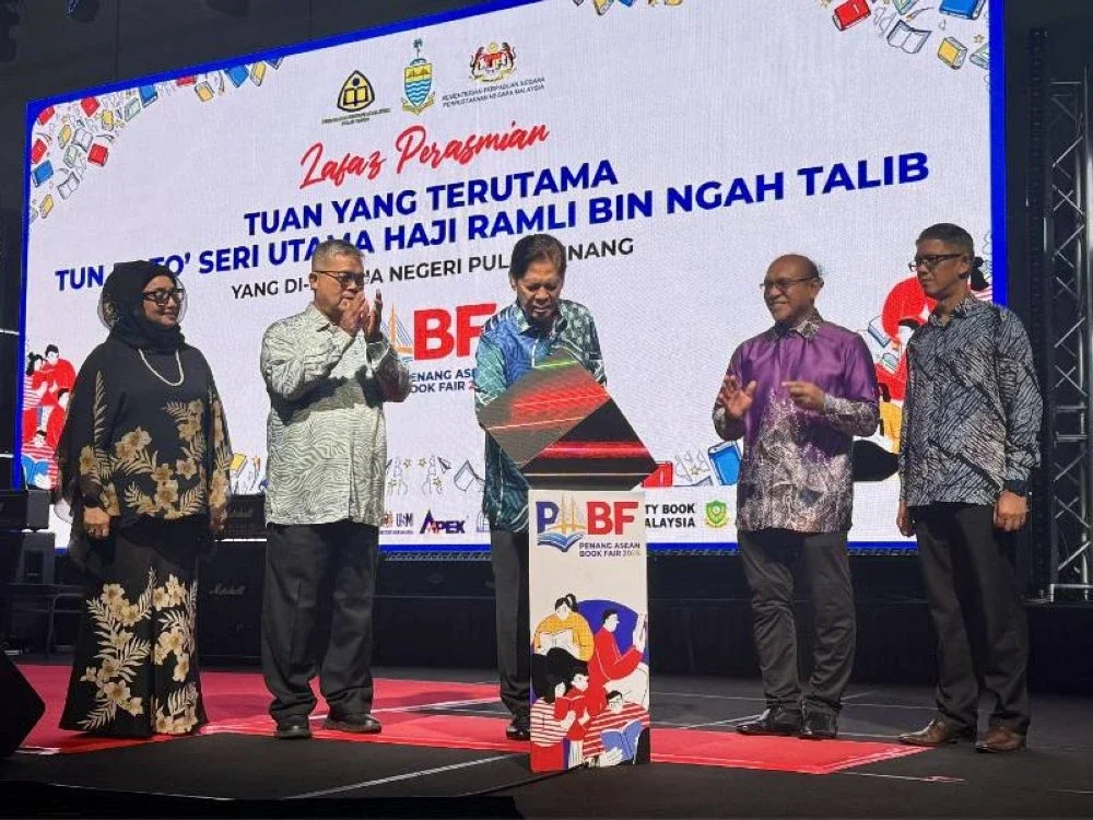 Aaron (dua dari kiri) mengiringi Ramli (tengah) menyempurnakan Majlis Perasmian Penutup Pesta Buku ASEAN dan Festival Kaligrafi Perpaduan 2026.