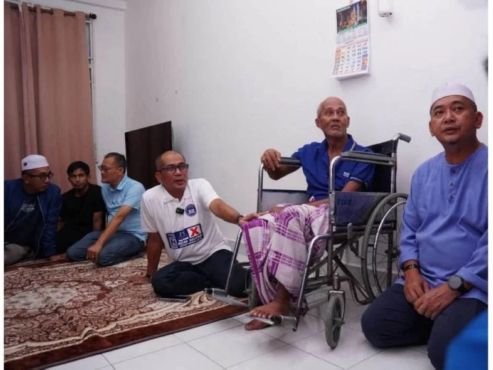 Calon Barisan Nasional (BN) bagi DUN Tiram, Datuk Abdul Halim Suleiman(tiga, kanan) menjelaskan keutamaan beliau adalah memastikan kesinambungan perkhidmatan berkualiti kepada rakyat melalui pendekatan mendengar, memahami dan menyelesaikan setiap isu yang dihadapi masyarakat setempat.