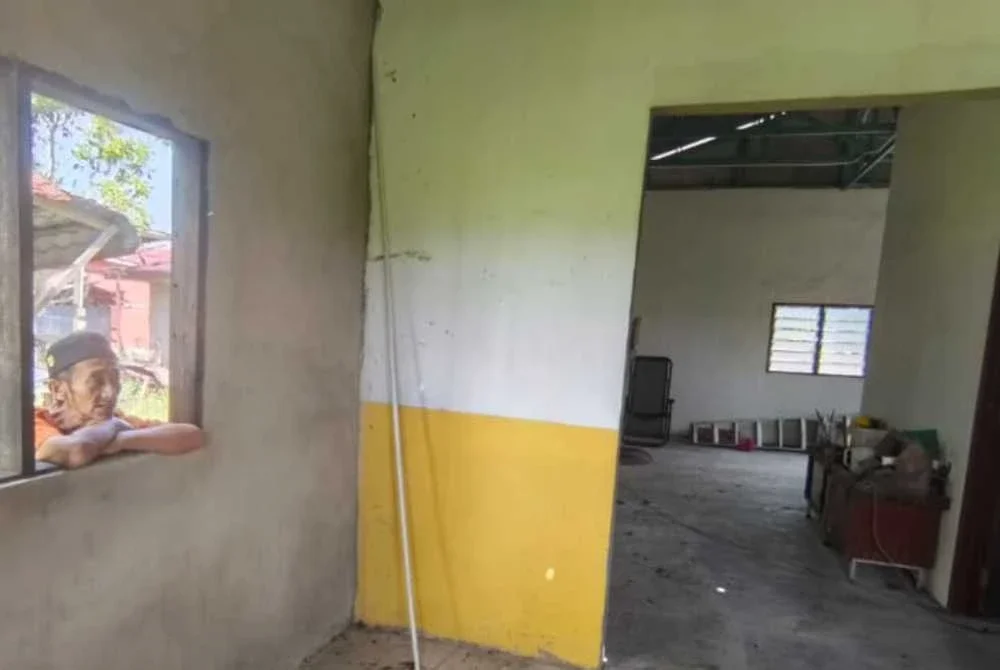 Nor Sadri melihat rumahnya yang dibina sedikit demi sedikit sejak 10 tahun lalu dan keadaan kewangan yang terbatas menyebabkan kerja-kerja menyiapkannya tidak dapat diteruskan.