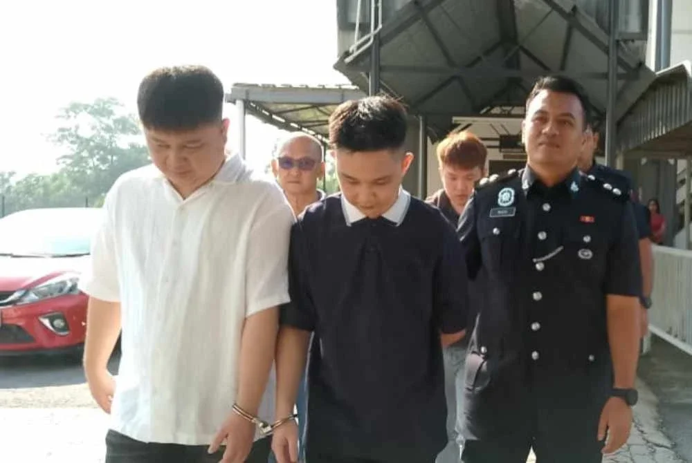 Empat individu termasuk dua beradik yang didakwa menguruskan pusat operasi judi dalam talian.