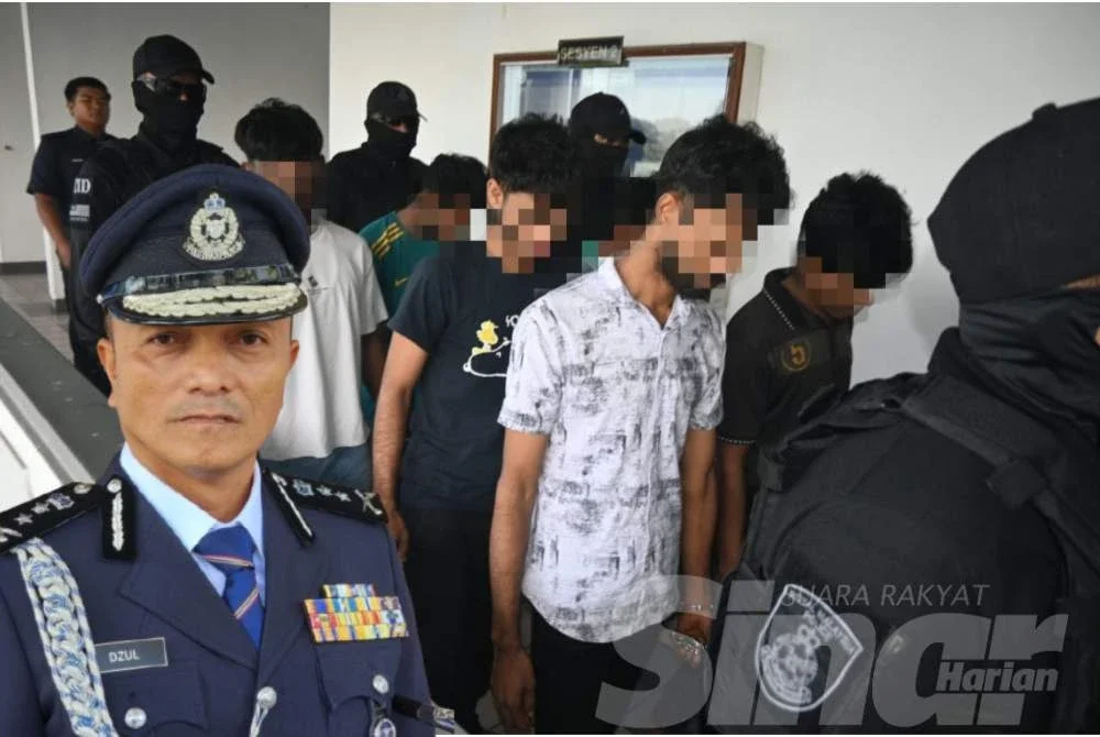 Kesemua suspek dihadapkan ke Mahkamah Sesyen Ayer Keroh bagi pertuduhan melakukan rompakan berkumpulan pada Khamis. Gambar kiri: Dzulkhairi