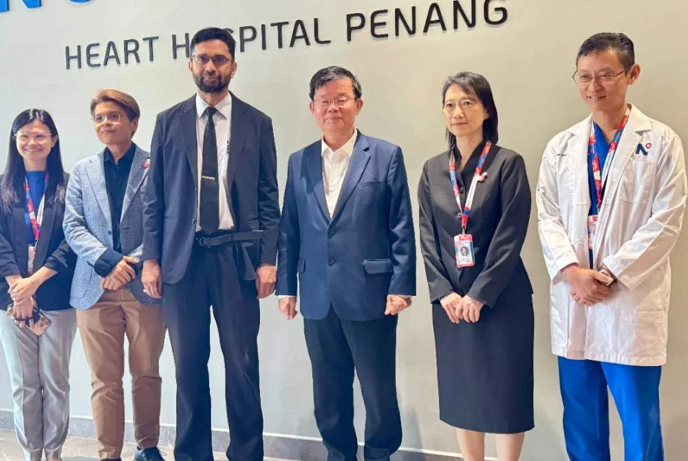 Kon Yeow (tiga dari kanan) ketika melawat Northern Heart Hospital Penang pada Khamis.
