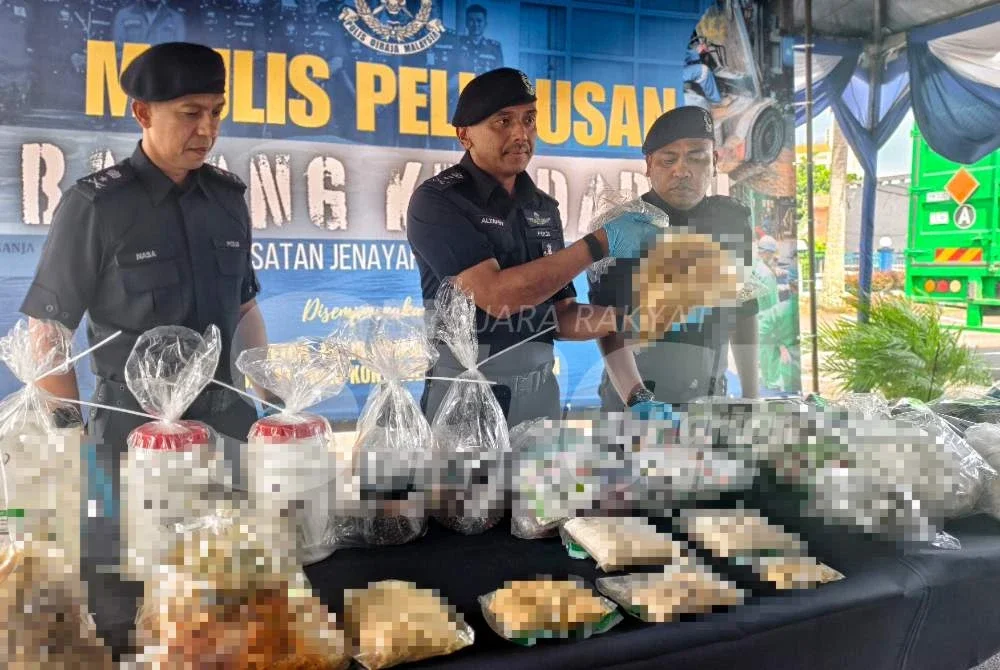 Alzafny (tengah) menunjukkan antara dadah yang akan dilupuskan.