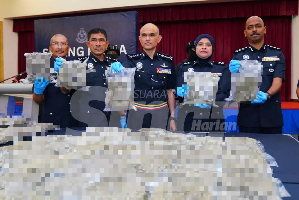 Shazeli (tengah) menunjukkan bunga ganja yang dirampas. Foto: MOHD HALIM ABDUL WAHID