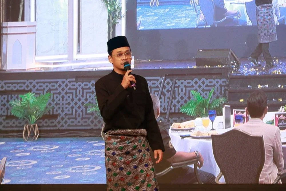 PENYANYI Lah Ahmad turut menyampaikan nyanyian merdunya.