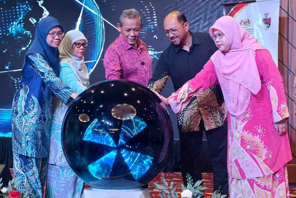 Aminuddin (tiga dari kanan) merasmikan majlis Penyampaian Geran Khas Kepada KRT Bagi Tahun 2026.