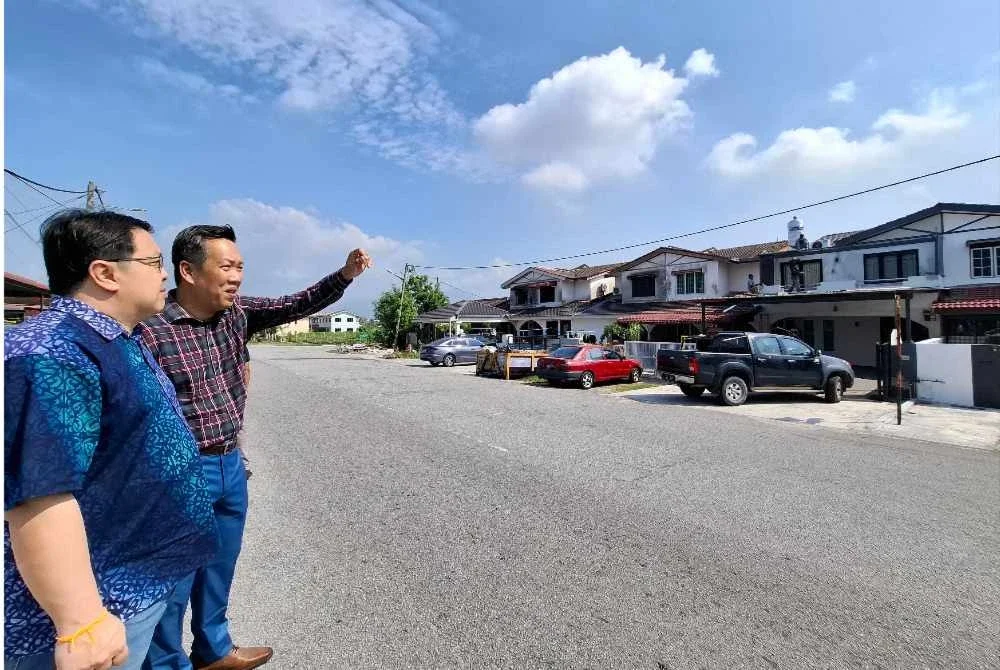 Boon Piow (kiri) bersama Spencer Lee ketika meninjau kerja-kerja baik pulih kediaman penduduk yang terjejas dalam kejadian ribut, Jun lalu.