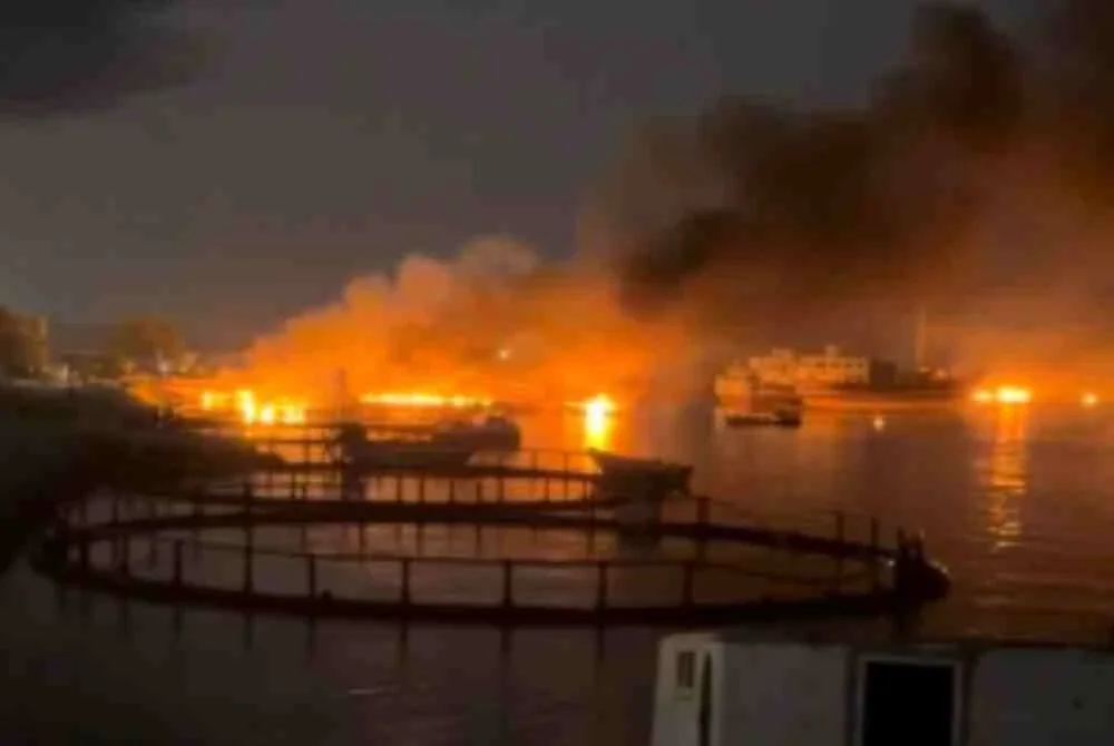 Kepulan asap kelihatan naik dari sebuah pelabuhan di Kuhestak, Iran, berhampiran Selat Hormuz, pada 8 Julai 2026, berdasarkan rakaman video yang diperoleh daripada media sosial. - Reuters