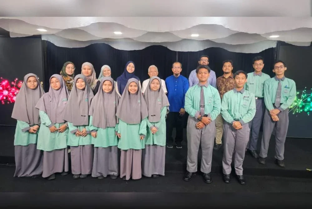 Pelajar Al-Amin Tropicana School Secondary mengambil peluang bergambar bersama Imran Alvi dan Hussamuddin pada Program Bimbingan Ihsaan bertajuk 'Siapakah yang membentuk dunia pelajar anda?' di Dewan Karangkraf, Shah Alam.