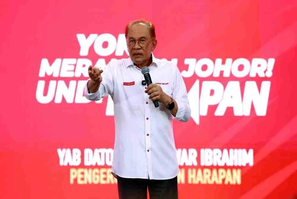 Perdana Menteri merangkap Pengerusi Pakatan Harapan (PH) Datuk Seri Anwar Ibrahim berucap pada program Yok! Meriahkan Johor! Undi Harapan di Banang Jaya, Batu Pahat pada Khamis. Foto Bernama.