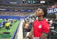 Speed memakai jersi pasukan Mesir ketika menyaksikan perlawanan pusingan 16 antara Mesir dan Argentina di Atlanta. - Agensi