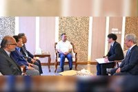 Rahman (tengah) ketika bertemu delegasi Jepun. Foto: Bay Of Bengal Pots