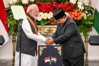 Narendra Modi (kiri) berjabat tangan dengan Presiden Indonesia, Prabowo Subianto, selepas menghadiri sidang akhbar bersama di Istana Merdeka, Jakarta. Foto: AFP