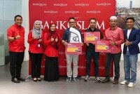 Mohd Syazi (tengah) membawa pulang sebuah BMW i4 eDrive35 pada Majlis Penyampaian Hadiah Cabutan AWFAR bagi bulan April 2026.