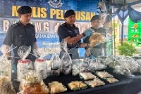 Alzafny (tengah) menunjukkan antara dadah yang akan dilupuskan.