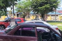 Kelihatan beberapa kenderaan berada di luar Balai Rasmi Undang Luak Rembau. Foto ihsan pembaca