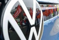 Gambar yang dirakam menunjukkan pekerja Volkswagen (VW) dipantulkan pada logo sebuah kereta VW ketika mereka mengadakan demonstrasi di hadapan kilang pengeluar automotif Jerman itu di Zwickau, timur Jerman.