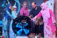 Aminuddin (tiga dari kanan) merasmikan majlis Penyampaian Geran Khas Kepada KRT Bagi Tahun 2026.