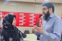 Imran Alvi (kanan) memberikan pandangan kepada salah seorang peserta Program Bimbingan Ihsaan bertajuk 'Siapakah yang membentuk dunia pelajar anda?' di Dewan Karangkraf pada Khamis.