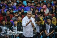 Ahmad Zahid bercakap pada Program Apa Khabar Siswa di Politeknik Ibrahim Sultan, Pasir Gudang hari ini. Foto: Bernama

