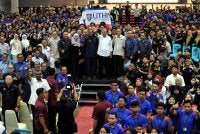 Ahmad Zahid (tengah) bersama sebahagian mahasiswa selepas dialog pada program Program Apa Khabar Siswa? di Johor di Politeknik Ibrahim Sultan (PIS) pada Khamis.