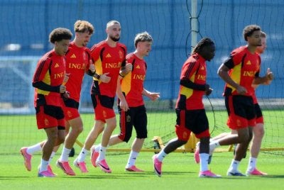 Pemain Belgium memanaskan badan di pusat latihan di Loyola Marymount University yang dianggap gagal memenuhi standard diperlukan skuad kebangsaan. Foto: Agensi