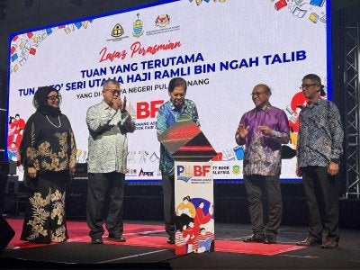 Aaron (dua dari kiri) mengiringi Ramli (tengah) menyempurnakan Majlis Perasmian Penutup Pesta Buku ASEAN dan Festival Kaligrafi Perpaduan 2026.