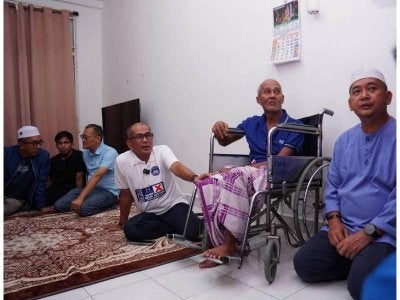 Calon Barisan Nasional (BN) bagi DUN Tiram, Datuk Abdul Halim Suleiman(tiga, kanan) menjelaskan keutamaan beliau adalah memastikan kesinambungan perkhidmatan berkualiti kepada rakyat melalui pendekatan mendengar, memahami dan menyelesaikan setiap isu yang dihadapi masyarakat setempat.
