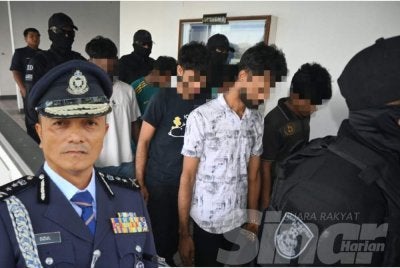 Kesemua suspek dihadapkan ke Mahkamah Sesyen Ayer Keroh bagi pertuduhan melakukan rompakan berkumpulan pada Khamis. Gambar kiri: Dzulkhairi