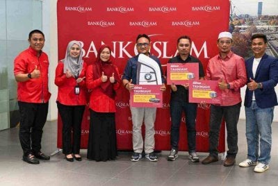 Mohd Syazi (tengah) membawa pulang sebuah BMW i4 eDrive35 pada Majlis Penyampaian Hadiah Cabutan AWFAR bagi bulan April 2026.