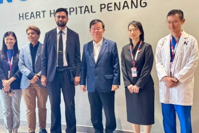 Kon Yeow (tiga dari kanan) ketika melawat Northern Heart Hospital Penang pada Khamis.