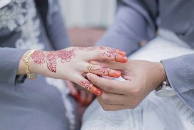 Berdasarkan data Jabatan Perangkaan Malaysia (DOSM), purata umur perkahwinan pada 2024 ialah 31 tahun bagi lelaki dan 29 tahun bagi wanita, menunjukkan peningkatan berbanding dekad terdahulu. Gambar hiasan 