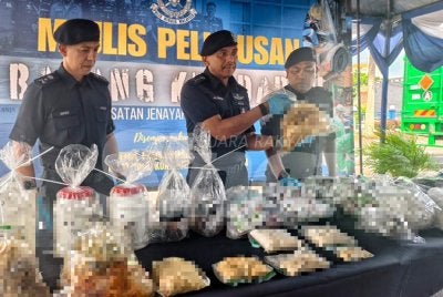 Alzafny (tengah) menunjukkan antara dadah yang akan dilupuskan.