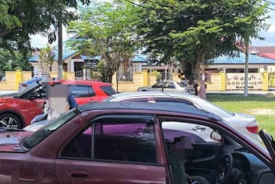 Kelihatan beberapa kenderaan berada di luar Balai Rasmi Undang Luak Rembau. Foto ihsan pembaca