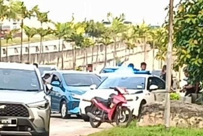 Tangkap layar video tular yang memaparkan kejadian di Lebuh AMJ-Semabok, Melaka Tengah pada pagi Khamis.