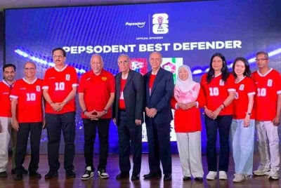 Phoebe Tay (dua dari kanan) bersama barisan ahli-ahli Lembaga Pengarah Mydin Mohamed Holdings Berhad sempena pelancaran kempen Pepsodent Best Defender X Mydin di Subang pada Khamis.