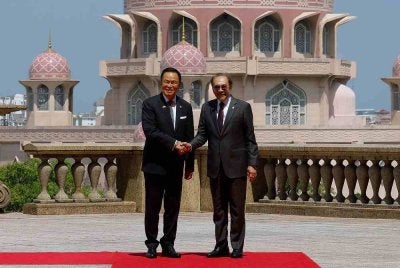 Perdana Menteri, Datuk Seri Anwar Ibrahim (kanan), menerima kunjungan hormat Timbalan Perdana Menteri merangkap Pemangku Perdana Menteri Thailand, Anutin Charnvirakul, sempena lawatan rasmi beliau selama dua hari ke Malaysia di Bangunan Perdana Putra pada Khamis. Foto Bernama 