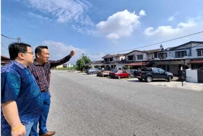 Boon Piow (kiri) bersama Spencer Lee ketika meninjau kerja-kerja baik pulih kediaman penduduk yang terjejas dalam kejadian ribut, Jun lalu.