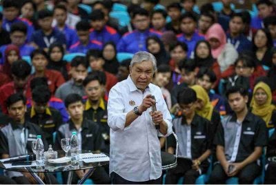 Ahmad Zahid bercakap pada Program Apa Khabar Siswa di Politeknik Ibrahim Sultan, Pasir Gudang hari ini. Foto: Bernama
