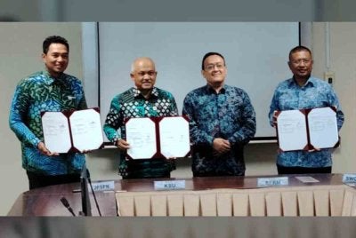 Pengarah BPT SPRM, Datuk Mohd Zaki Hassan (dua kanan) menyaksikan dokumen Laporan Penambahbaikan Tatakelola antara KPKT, JPSPN dan SWCorp Malaysia yang ditandatangani di pejabat KPKT di Putrajaya pada Khamis