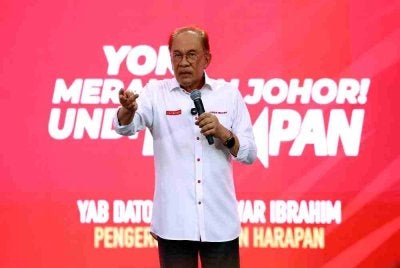 Perdana Menteri merangkap Pengerusi Pakatan Harapan (PH) Datuk Seri Anwar Ibrahim berucap pada program Yok! Meriahkan Johor! Undi Harapan di Banang Jaya, Batu Pahat pada Khamis. Foto Bernama. 