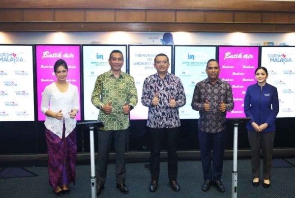 Bermula dua dari kiri; Dr Mohamed Ezani, Ketua Pengarah Tourism Malaysia, Mohd Amirul Rizal Abdul Rahim dan Chandran selepas majlis menandatangani memorandum persefahaman (MoU) antara Batik Air dan IJN pada Khamis.