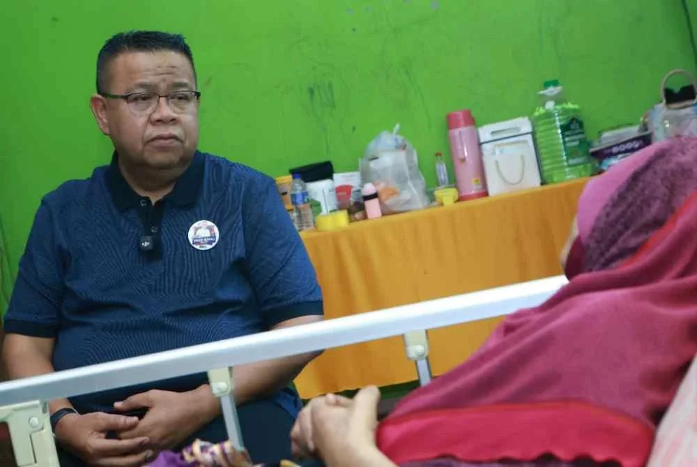 Mohd Sumali melawat salah seorang penduduk di kawasan Benut.