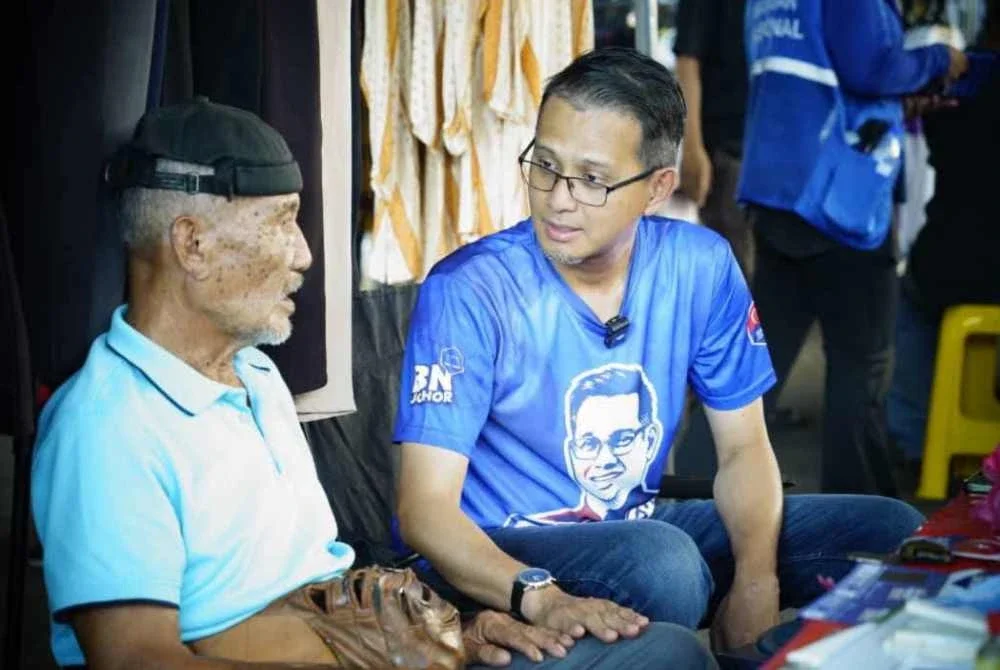 Mohd Fared menyantuni pengundi di DUN Semerah, Batu Pahat.