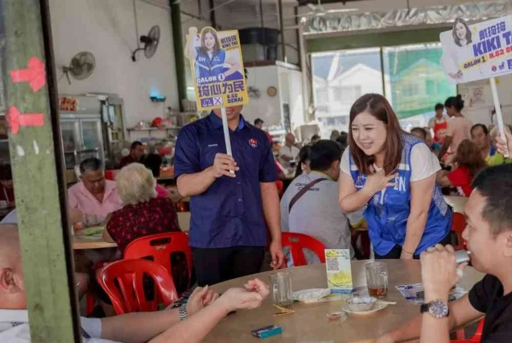 Kiki Tai bertemu dan memperkenalkan dirinya sebagai calon BN kepada pengunjung kedai makan yang dilawatinya.