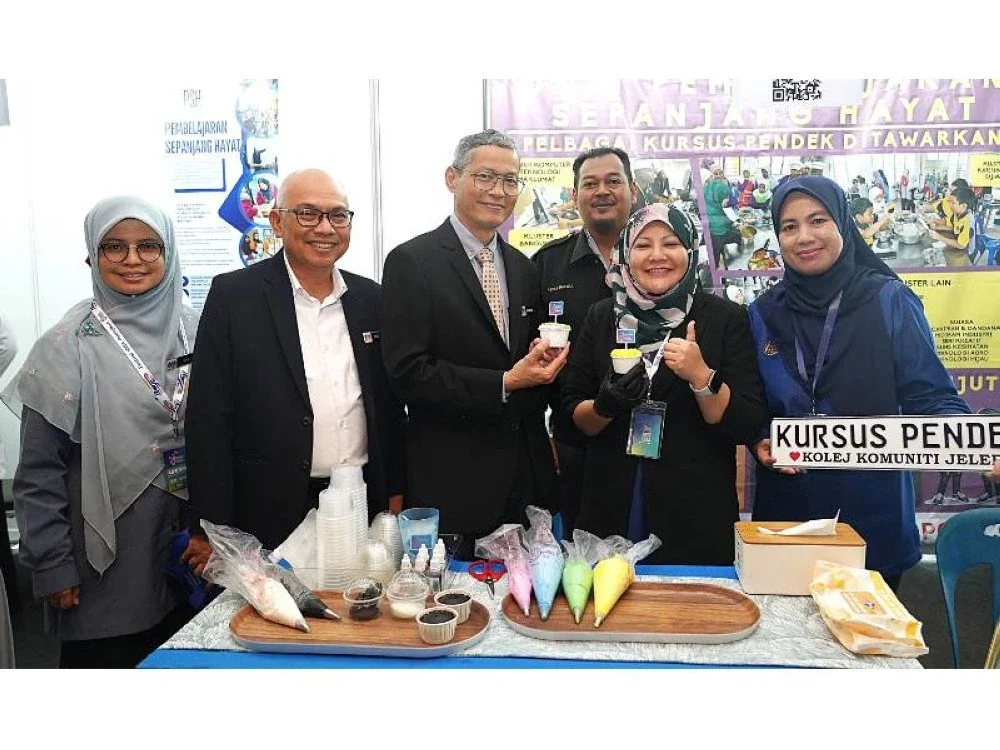 Bagi Dr. Shamsuri (dua dari kiri) TVET mampu melonjak kualiti hidup rakyat Malaysia sekaligus memajukan sektor sumber manusia.