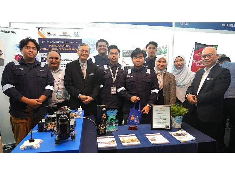 Ketua Pengarah Pendidikan Politeknik dan Kolej Komuniti, Dr Shamsuri Abdullah (dua dari kiri) bersama para pelajar yang mengambil bahagian dalam pameran TVET yang diadakan baru-baru ini.
