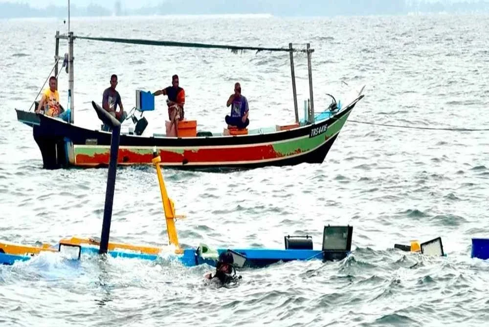 Kerja-kerja mengapungkan sebuah bot yang digunakan untuk aktiviti mencandat sotong yang karam dalam kejadian pada 3 Julai lalu.